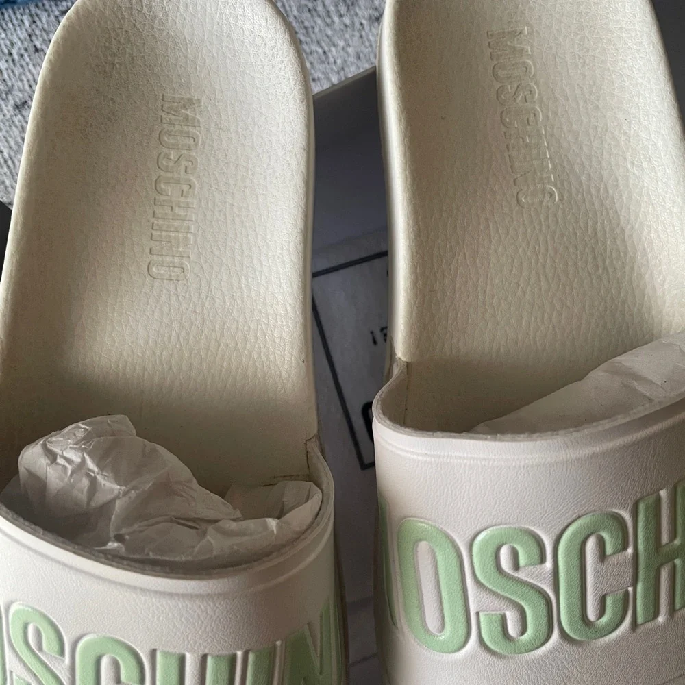 Moschino glow in the dark White and Green Slides - Picture 2 of 8